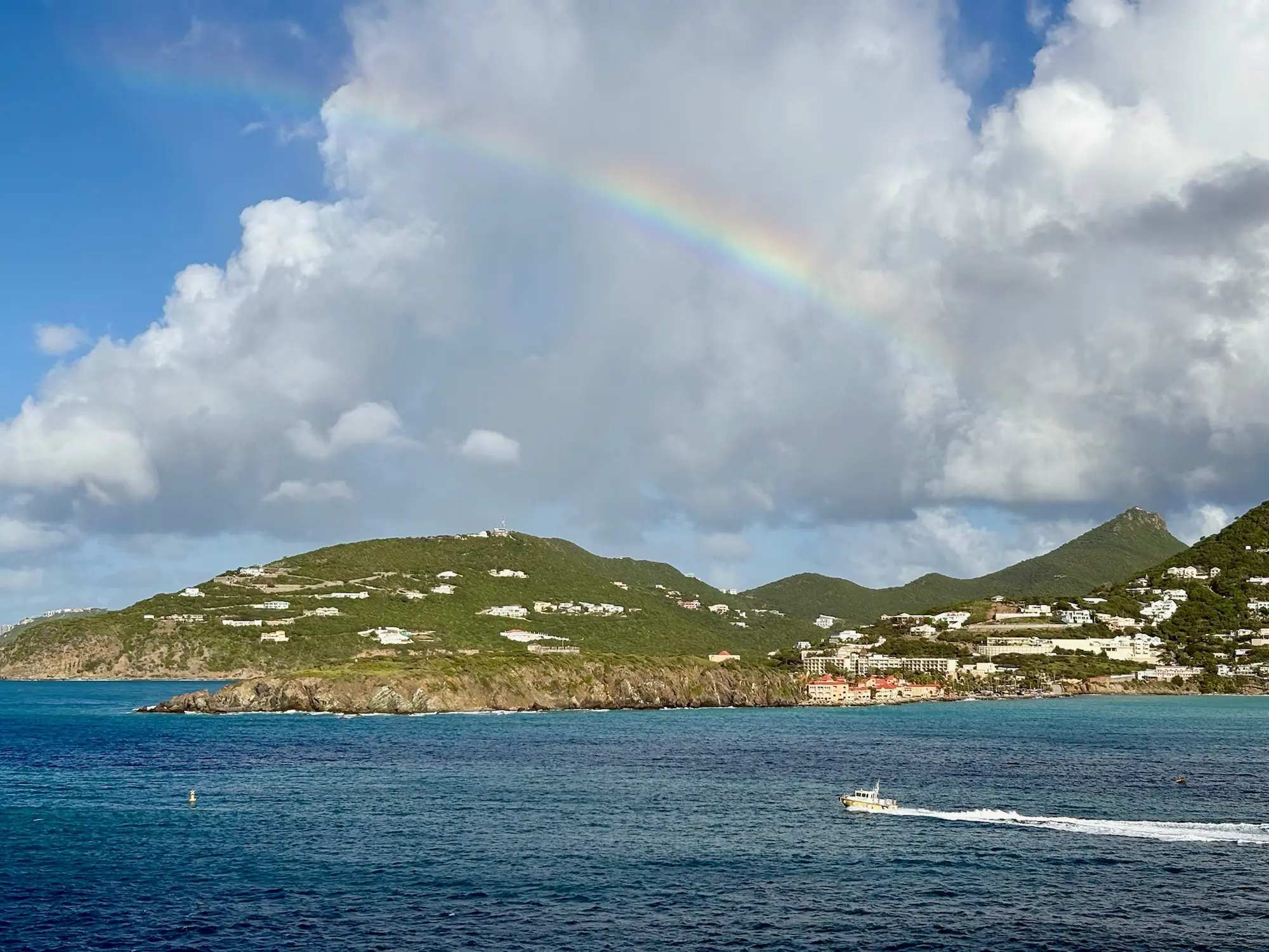 Ein Regenbogen über Sint Maarten
