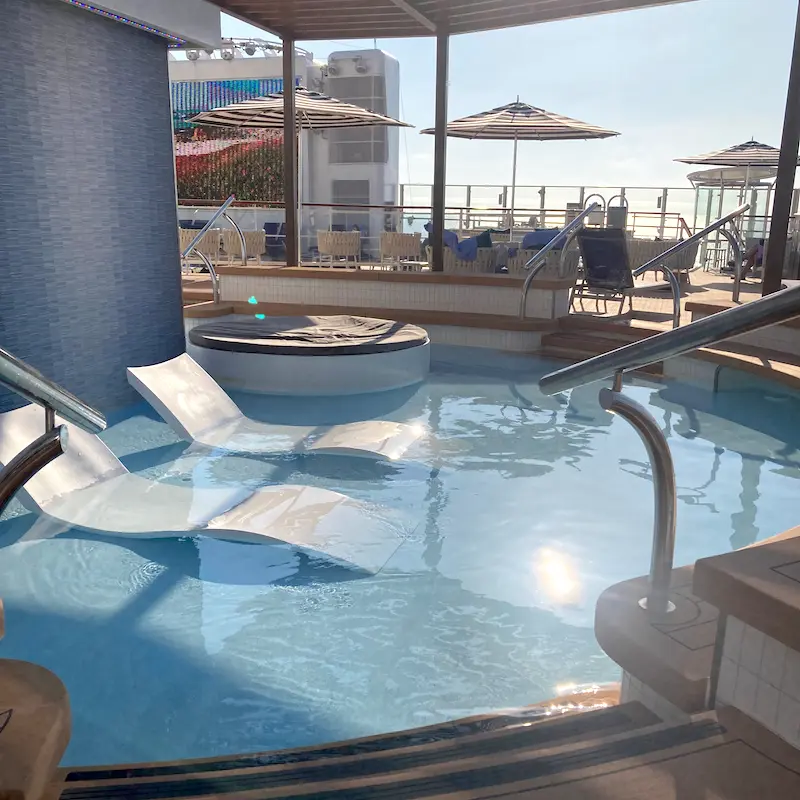 Entspannung auf dem großzügigen Pooldeck.