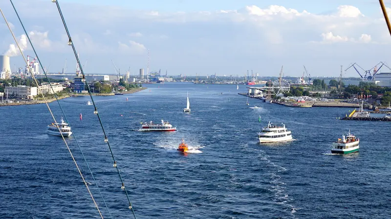 Viele Schiffe beim Auslaufen aus Warnemünde