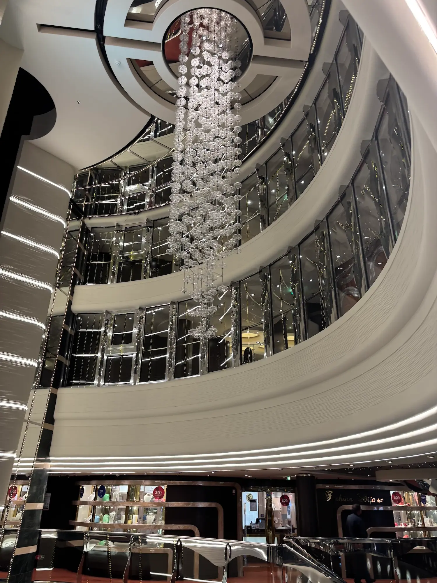 Das elegante Atrium auf MSC Preziosa