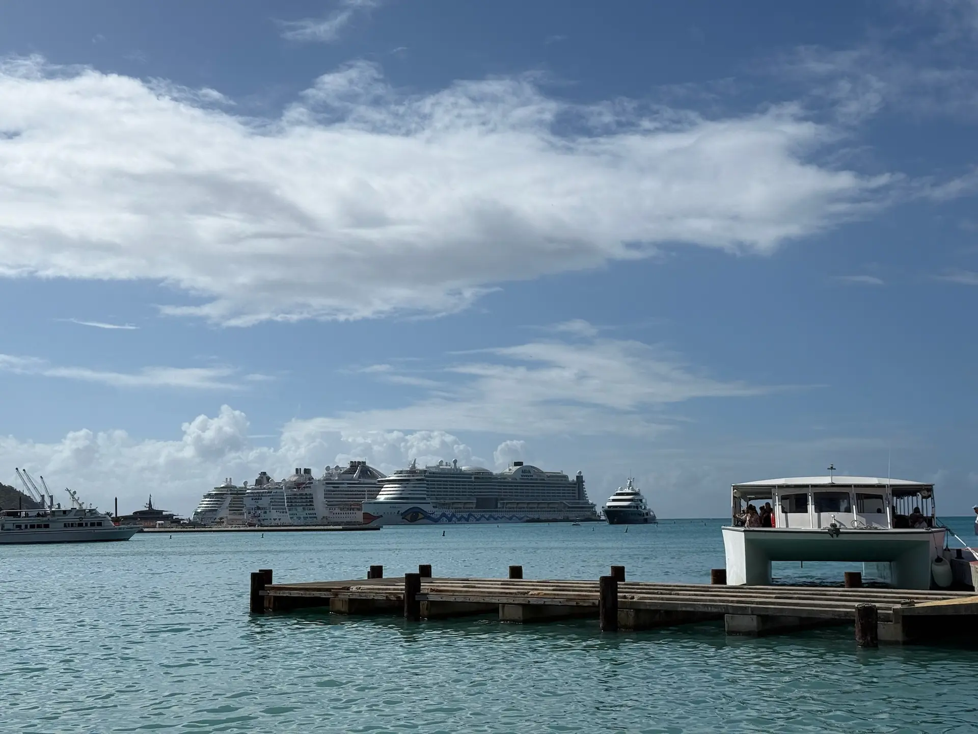Auf Sint Maarten sind immer mehrere große Schiffe vor Anker
