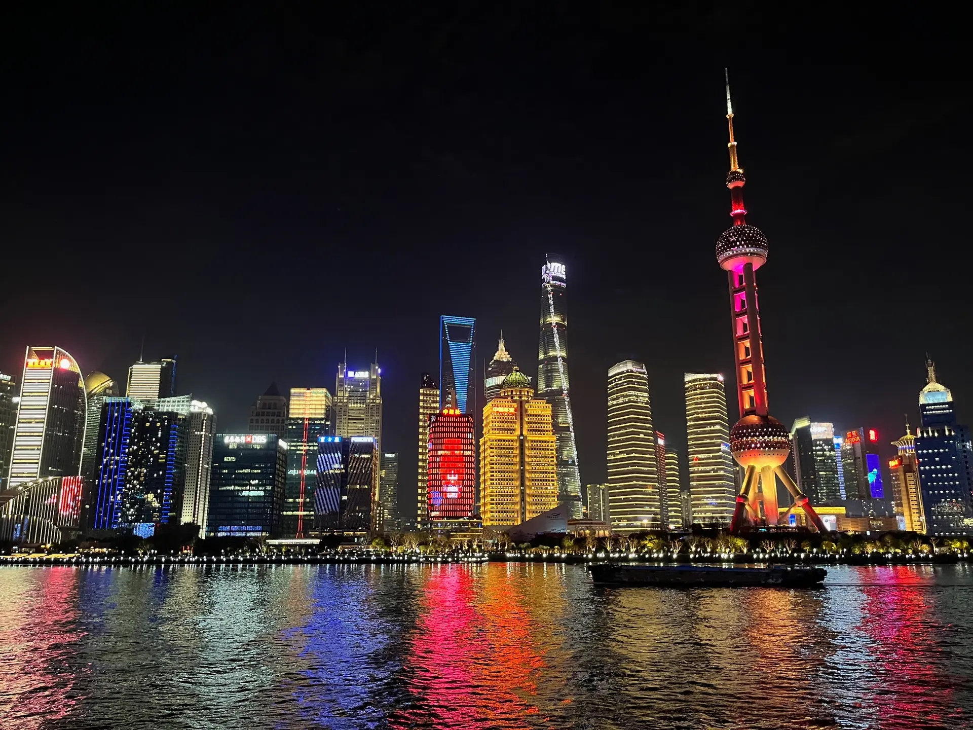 Die Skyline von Shanghai bei Nacht