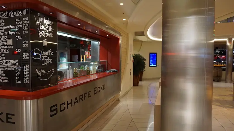 Die "Scharfe Ecke" in der AIDA Plaza hat fast immer offen