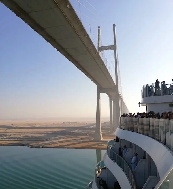 Die Brücke über den Suez-Kanal