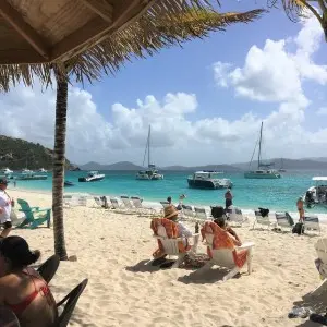 Landausfluggäste entspannen am White Bay Beach