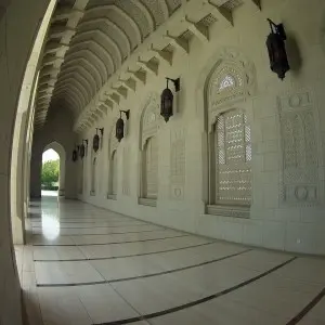Landausflug in Muscat: Die Gänge der Sultan Qaboos Grand Moschee