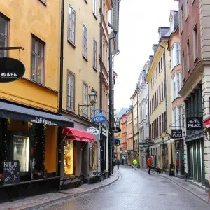 Enge Gasse mit Geschäften in der Altstadt Gamla Stan