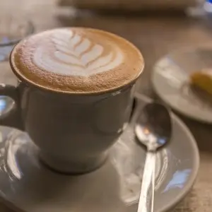 Landausfluggäste können italienischer Kaffee und Süßgebäck probieren