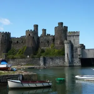 Conwy Castle am Fluss Conwy, an dem kleine Boote liegen