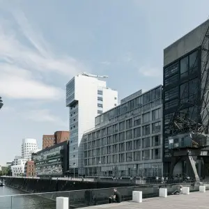 Ausblick auf dem Rheinturm im MedienHafen Düsseldorf