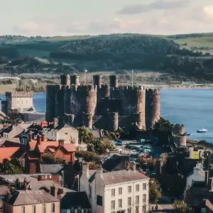 Panoramablick über Conwy mit der Festungsanlage Conwy Castle im Zentrum