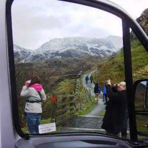 Landausfluggäste machen Fotos von der grünen Landschaft im Snowdonia Nationalpark