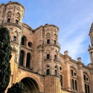 Die Kathedrale in Málaga nennt sich Santa Iglesia Catedral Basílica de la Encarnación