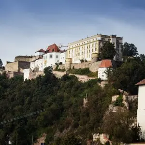 Landausflugsgäste wandern hoch zur Burg Veste Oberhaus