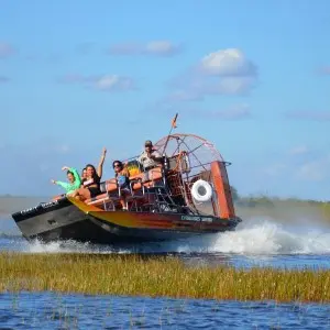 Landausfluggäste fahren auf einem Propellerboot durch die Everglades