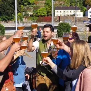 Landausflugsgäste probieren kulinarische Köstlichkeiten während der Geocaching Tour