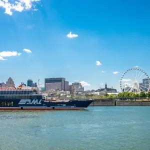 Landausfluggäste fahren auf Ihrer Bootstour an den Highlights von Montréal vorbei