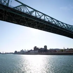 Die Pont Jacques-Cartier Brücke ist fünfspurig und verbindet Montréal mit der Stadt Longueuil