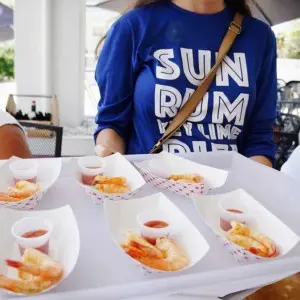 Landausflugsgäste probieren die leckeren Pink Shrimps von Key West