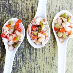 Landausflugsgäste probieren traditionelles Conch Ceviche aus der Karibik