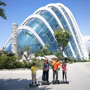 Gruppe von Mini Segway Fahrern steht vor dem Gardens by the Bay Bay South