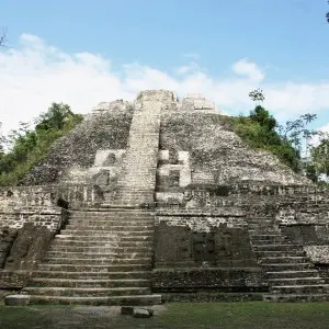 Blick auf den Hohen Tempel der Maya-Stätte Lamanai