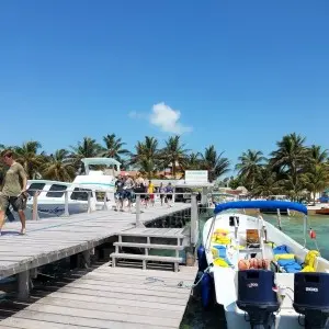 Ausflugsboot am Bootssteg auf Caye Caulker