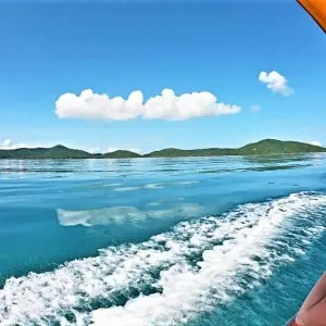 Blick von einem Boot zur Insel Koh Madsum