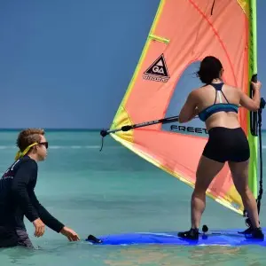 Eine Frau lernt das erste Mal Windsurfen