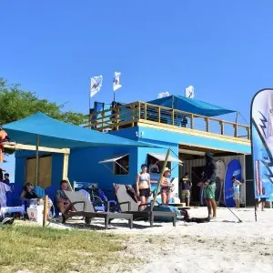 Vor der Surfschule stehen Liegen zur Entspannung bereit