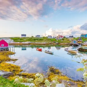 Ein kleiner See umgeben von vereinzelten Häusern in Peggy's Cove