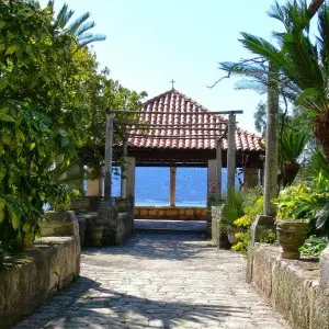 Blick auf den Pavillon des Roten Bergfrieds in den Gärten von Trsteno