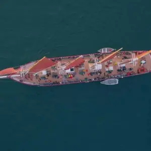 Das geräumige Deck des Segelschiffs