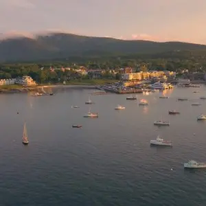 Viele vereinzelte Fischerboote auf den Gewässern vor Bar Harbors Küste