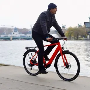 Landausflugsgäste fahren entlang der Donau