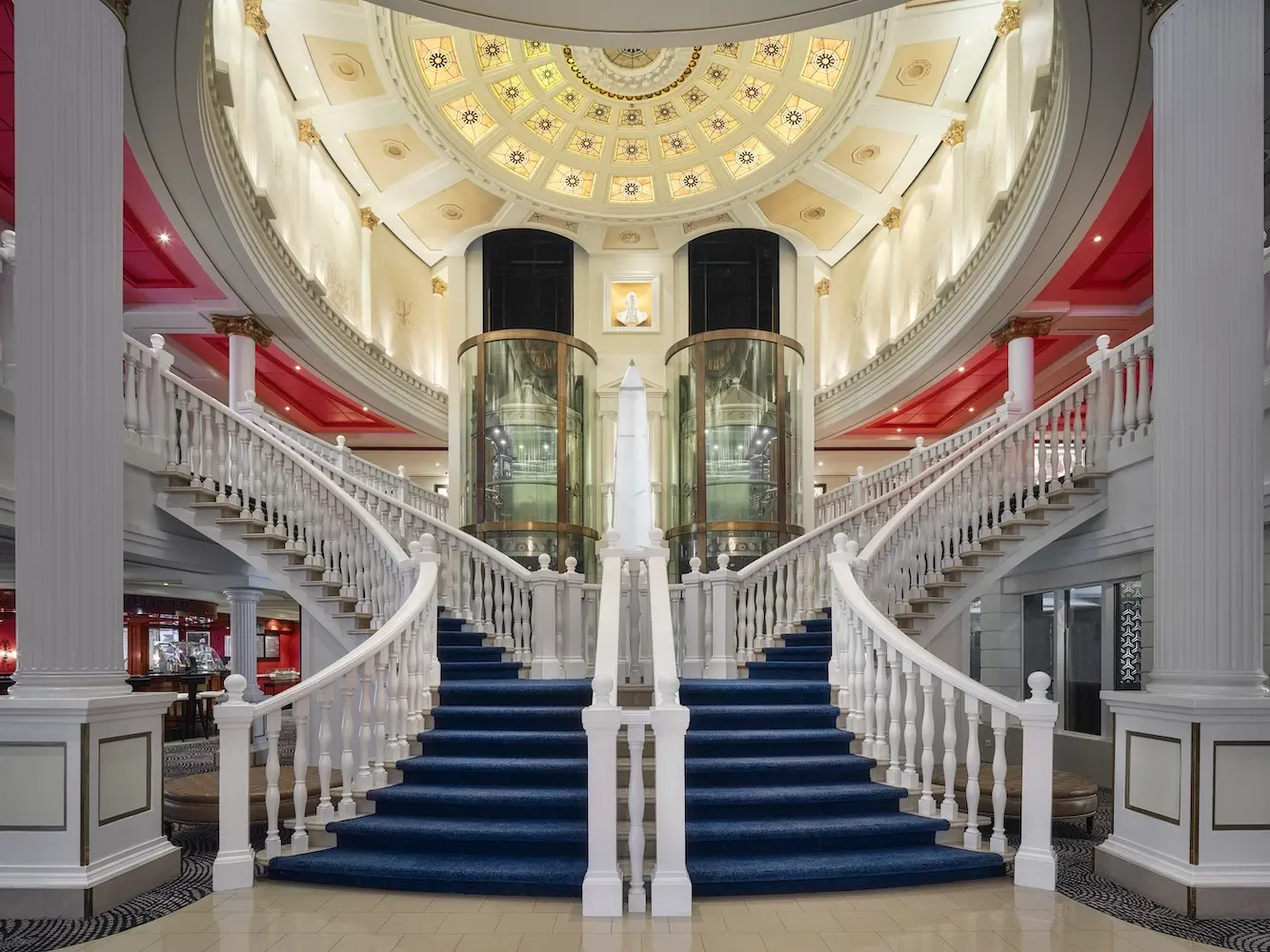 ncl-poa-capitolatrium Das Atrium des Schiffes
