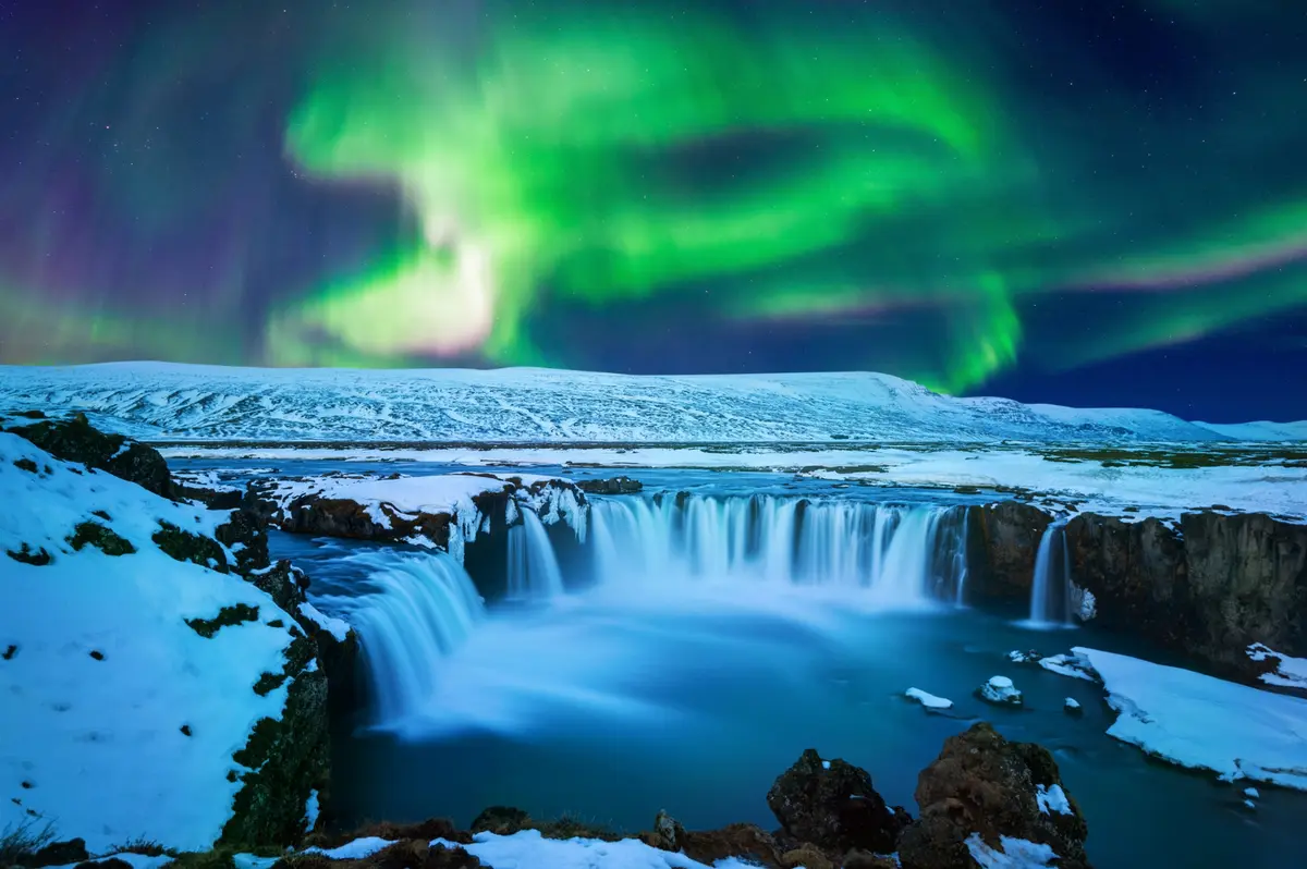 Polarlichter auf hoher See bei einer Kreuzfahrt durch Nordeuropa oder Kanada entdecken.