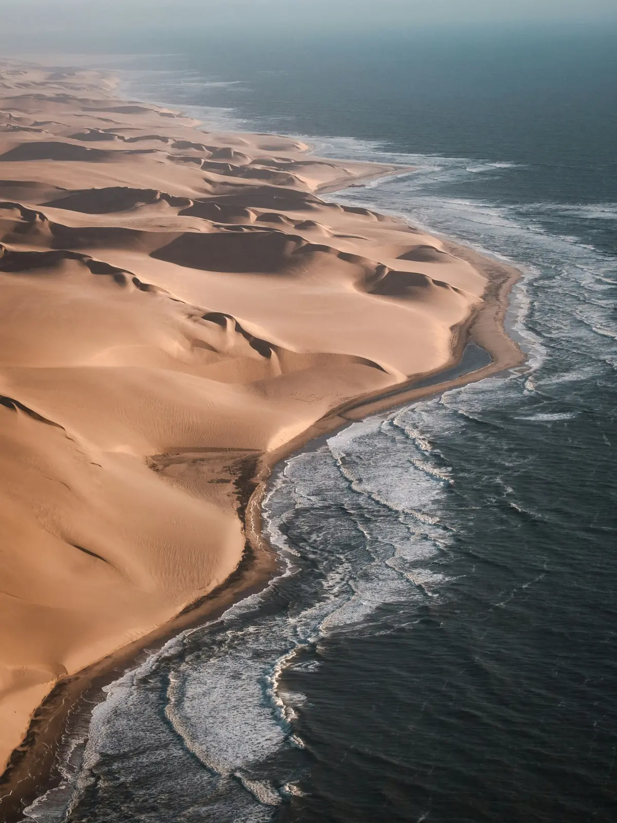 Die Küste Namibias im Bild von Joshua Kettle auf Unsplash