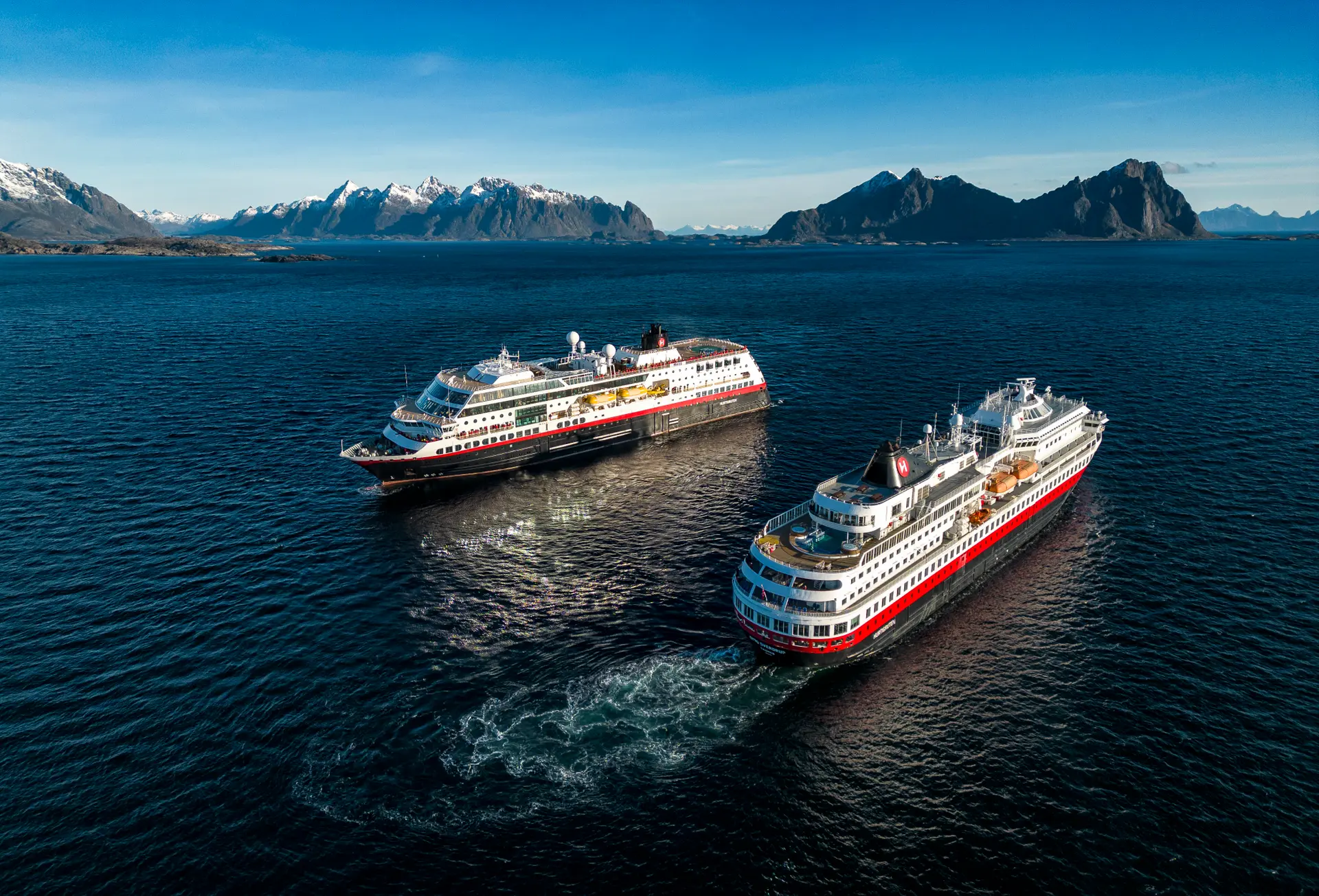 MS Finnmarken and MS Midnatsol crossing on the Norwegian coast Zwei Schiffe von Hurtigsten vor der Norwegischen Küste