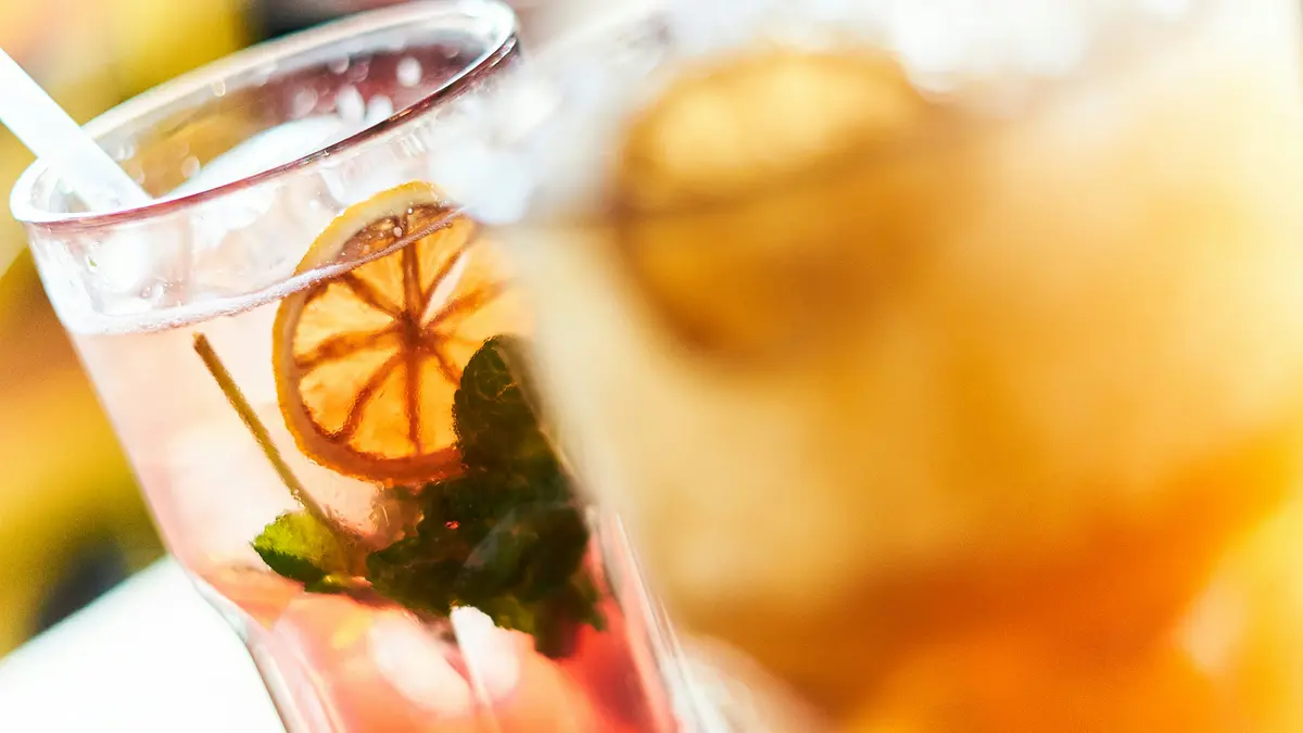 Zwei Cocktails im Foto von Bruno Kelzer auf Unsplash