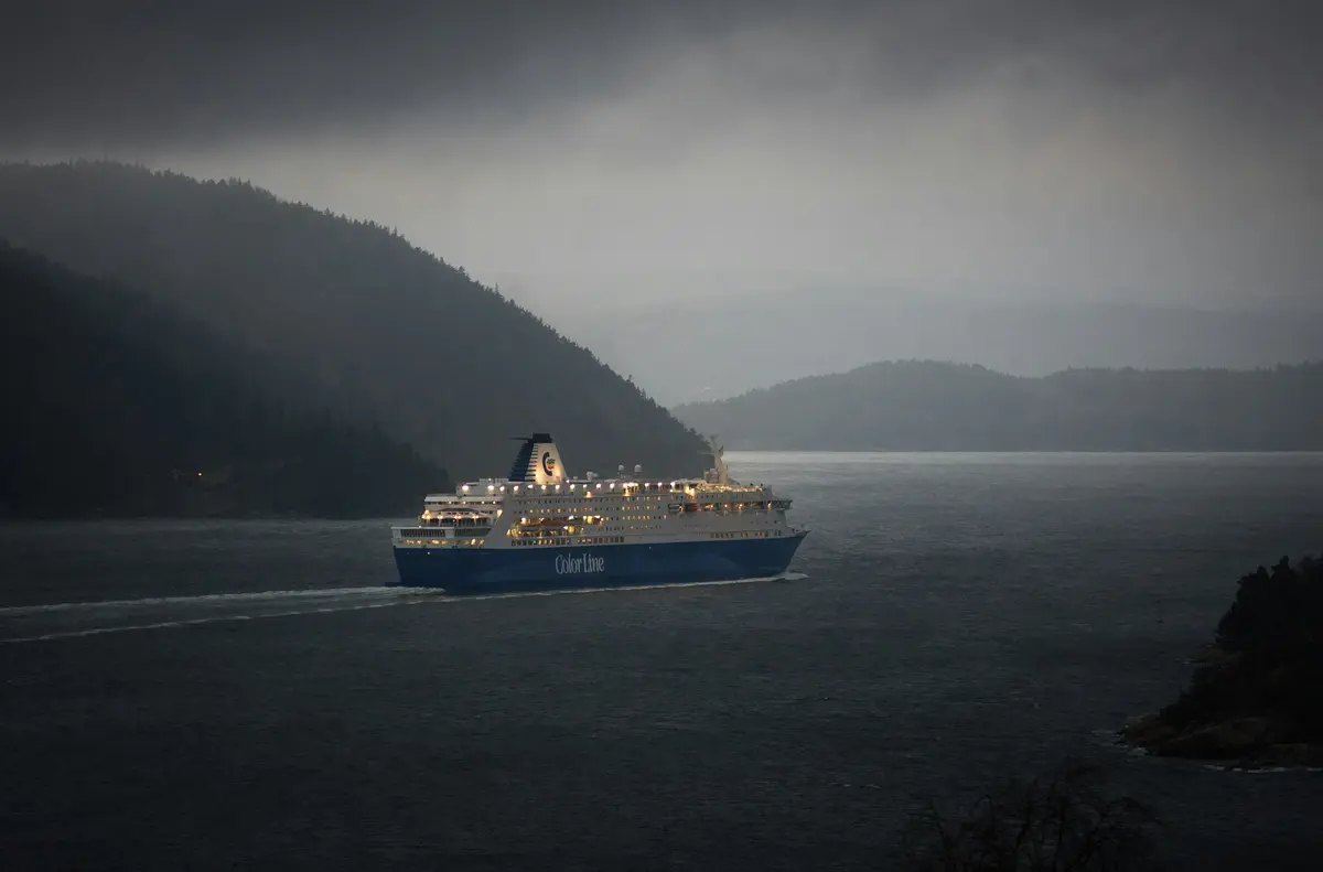 Ein Schiff von Color Line beim auslaufen in Norwegen