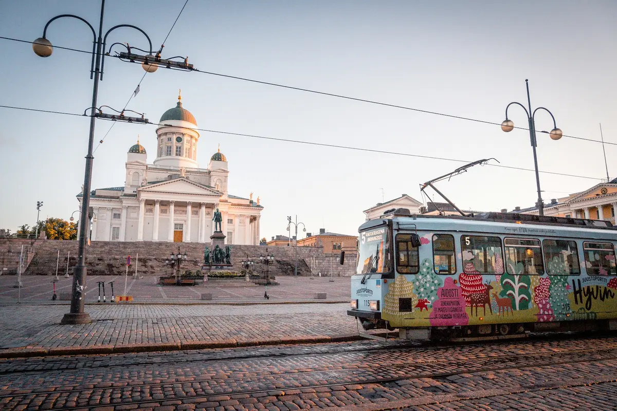 Der schneeweiße Dom ist das Wahrzeichen von Helsinki | Bild © Foto von Juha K auf Unsplash