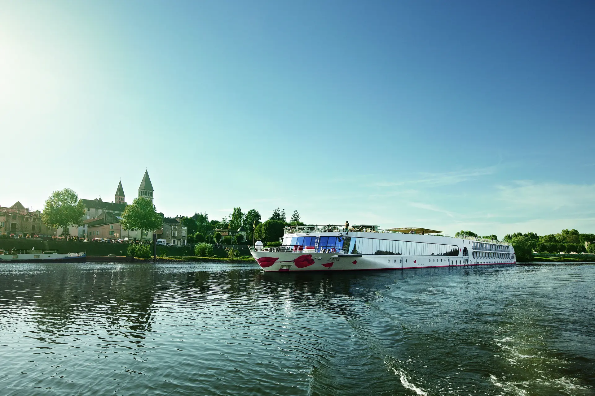 SCHIFF_OHNENAMEN_RHÔNE_STE_LUN Ein A-ROSA Schiff auf der Seine