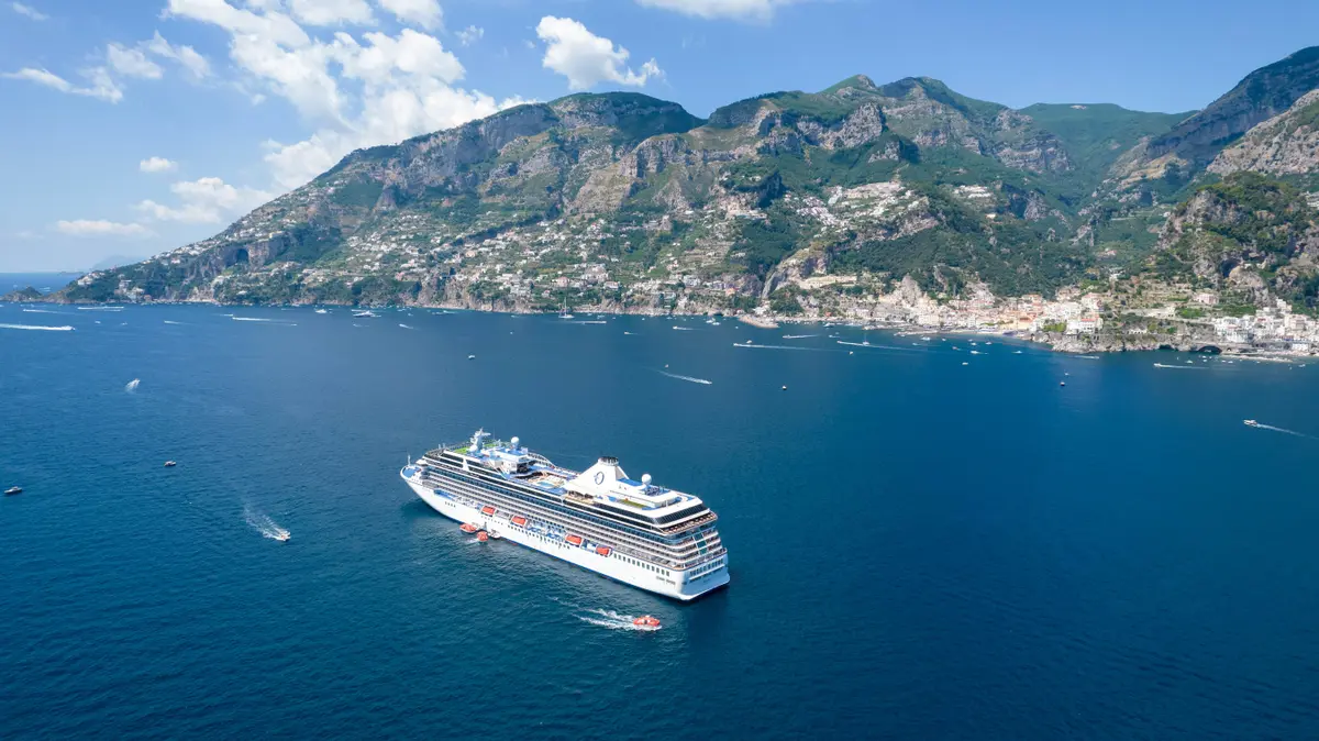 Ein Schiff von Oceania Cruises vor der Amalfiküste