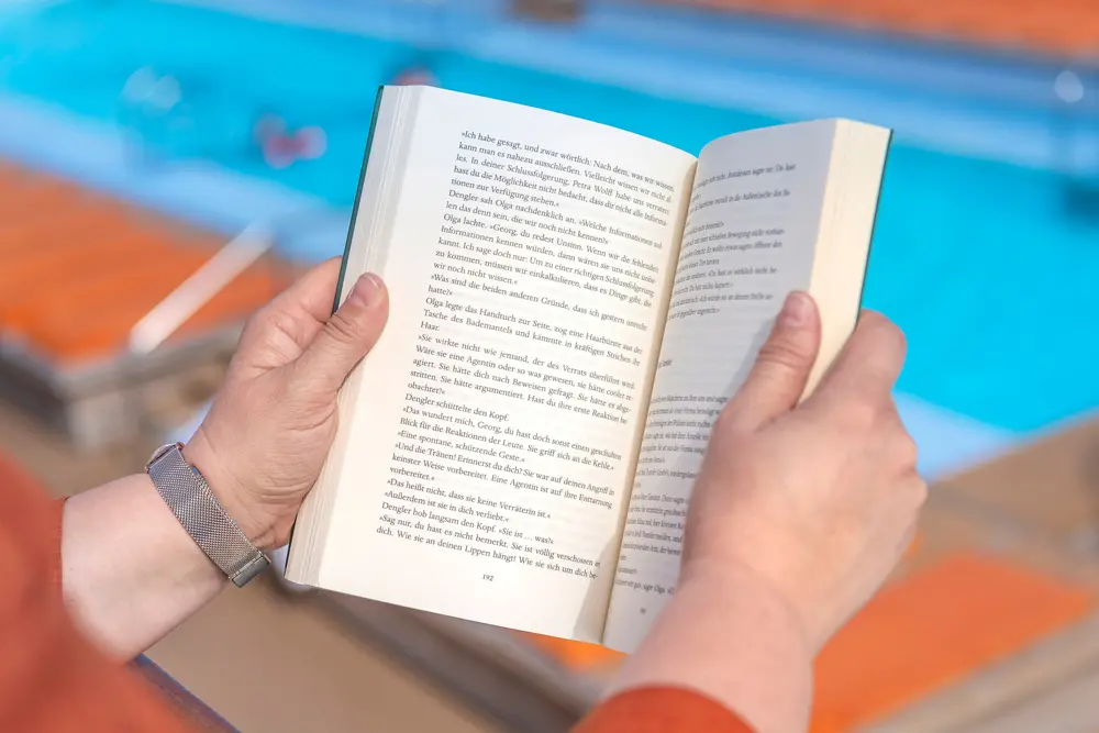 Eine Person liest ein Buch auf einem Kreuzfahrtschiff