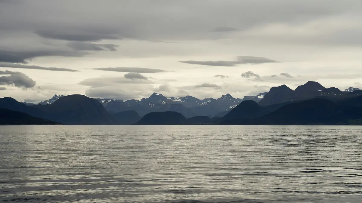 Die Romsdal-Alpen in Mode sind bereits vom Hafen aus sichtbar wie hier im Bild von Barnabas Davoti auf Unsplash