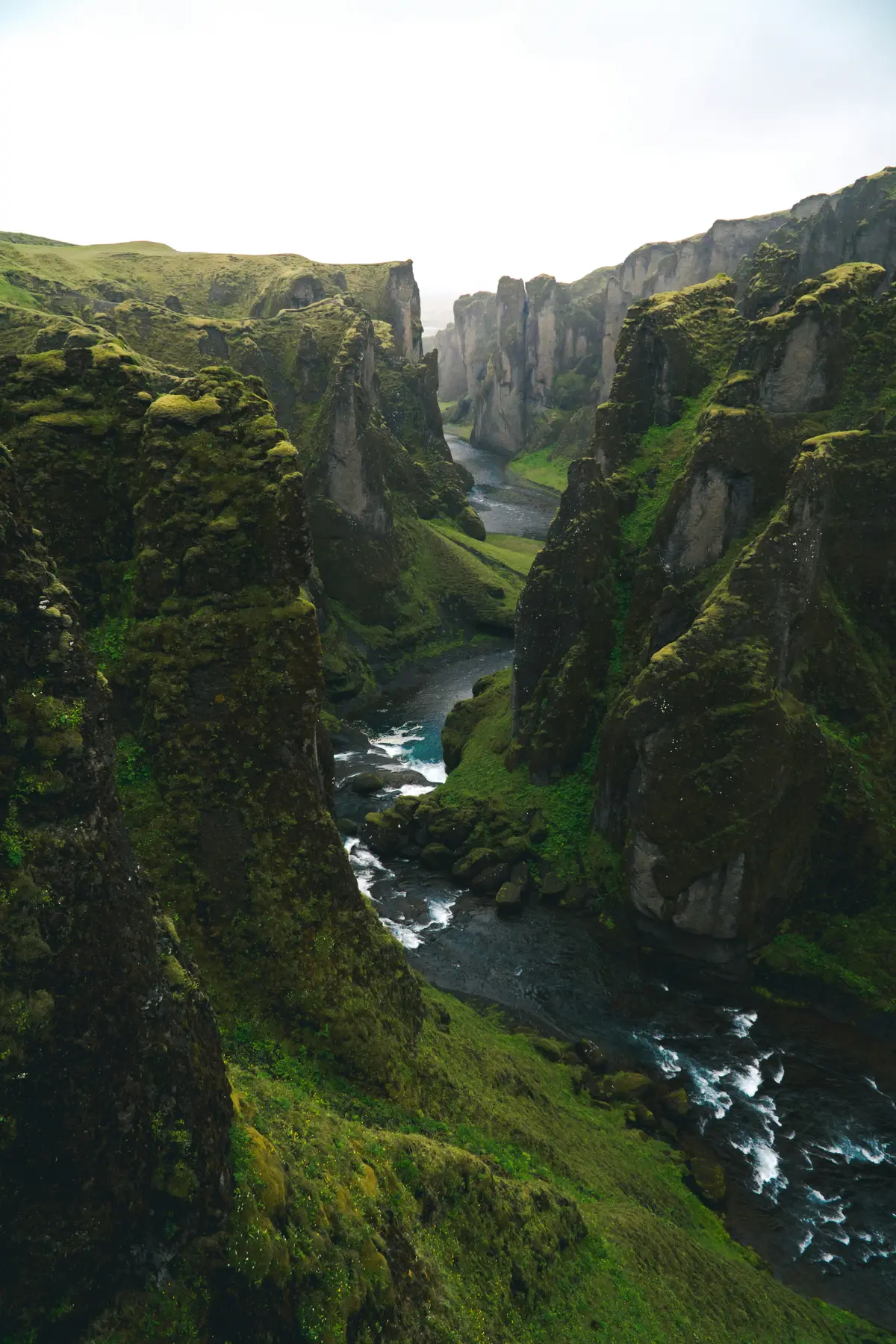 Island im Foto von Jonny Auh auf Unsplash
