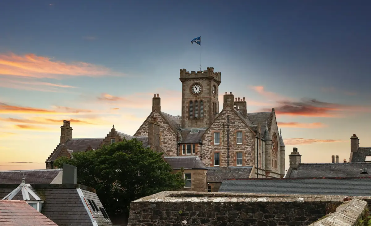 Das Rathaus von Lerwick im Foto von Simon Hurry auf Unsplash