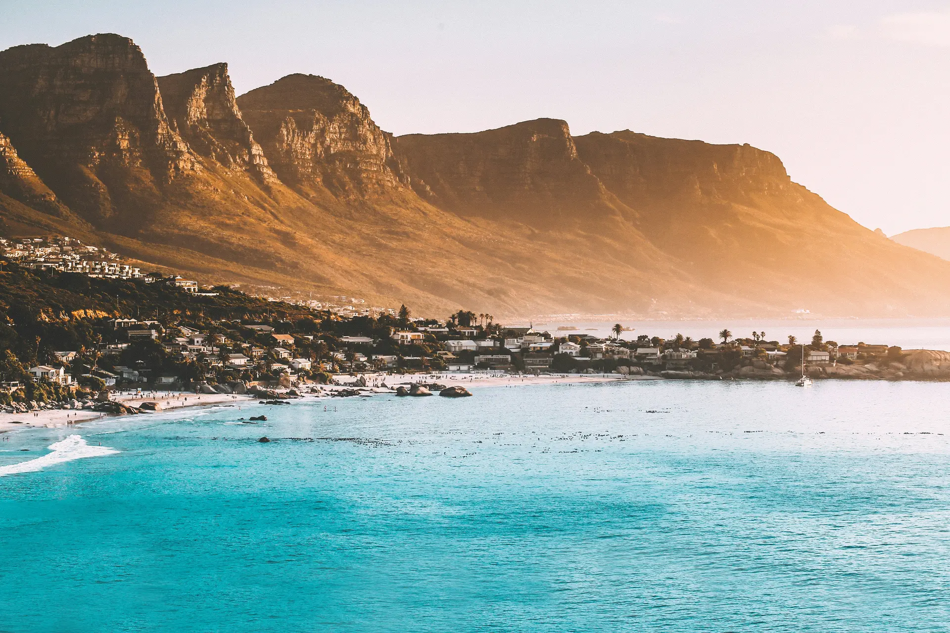 Die Küste bei Kapstadt im Bild von kylefromthenorth™️ auf Unsplash