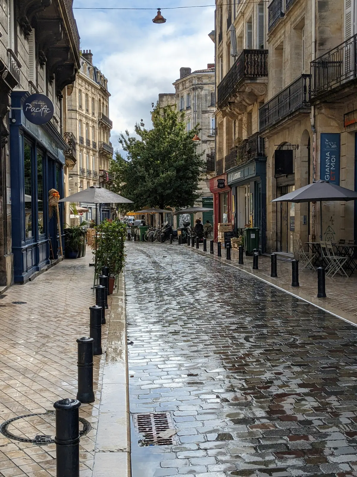 Bordeaux im Foto von Denis DIMITROV auf Unsplash